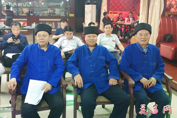4.着整齐花苗服装的靖州苗学会代表_副本.jpg