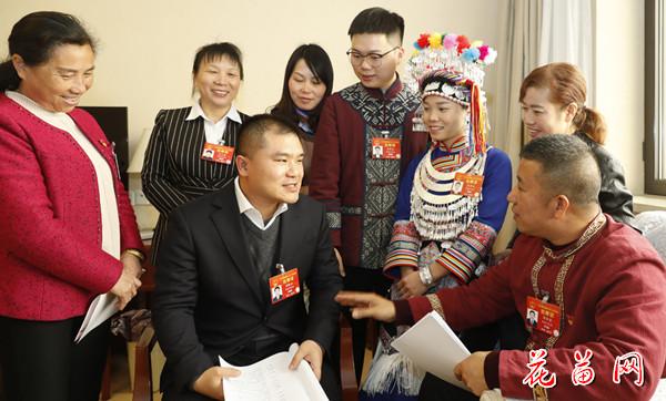 6朱登云与代表们讨论报告.jpg