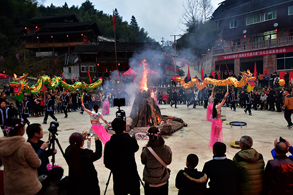 16:强龙、劲歌、辣舞篝火晚会 龙本亮 摄影.JPG