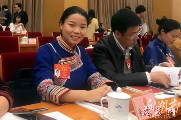 4朱登云花靖州花苗服装在人大会上_副本.jpg