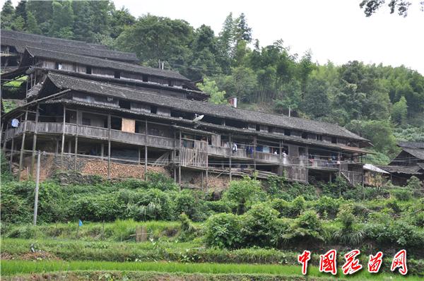 2、吊脚楼群 明敬群.jpg