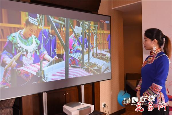 5朱登云苗族织锦_副本.jpg