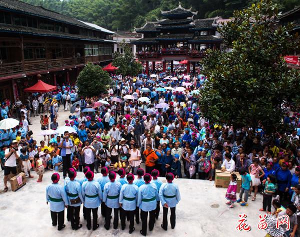 2岩湾48寨赶歌场_副本.jpg