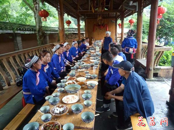 客亲与主家对唱苗族歌鼟_副本.jpg