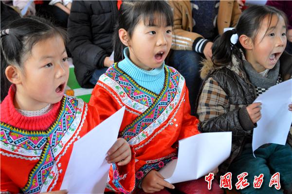 认真学唱苗歌.jpg