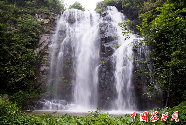 3、瀑布高悬(1).jpg