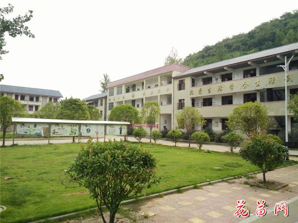 3.新修的教学楼和学生宿舍_副本.jpg