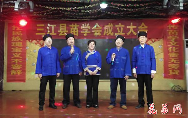 5.靖州苗学会代表演唱苗族歌鼟_副本.jpg