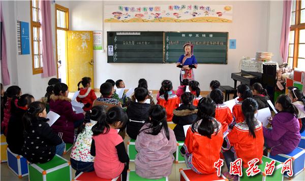 江东小学吴凤椿的苗族歌鼟课堂展示.jpg