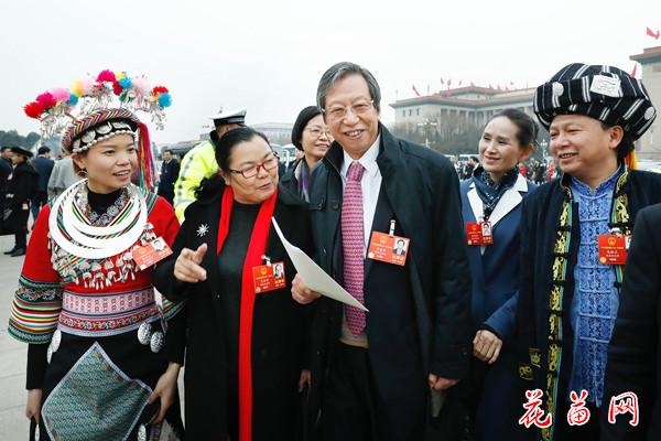 7代表们纷纷与朱登云合影.jpg