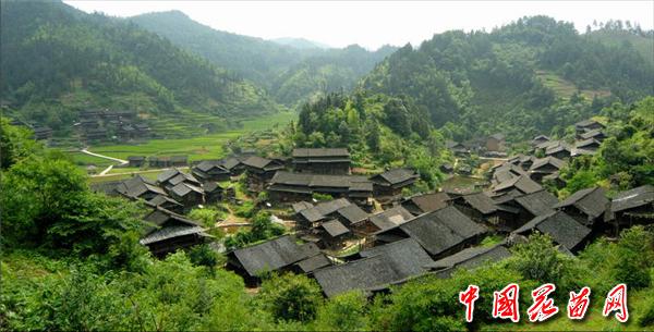 1、锹里苗寨(吴述明).jpg