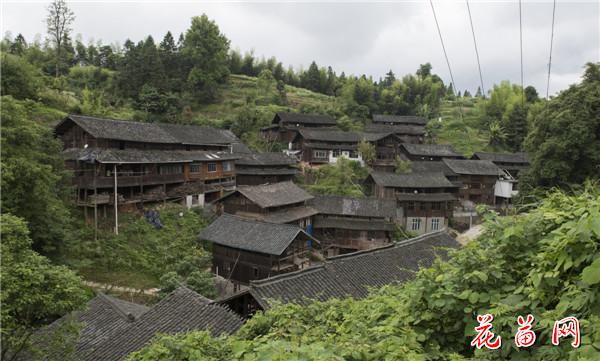 2.凤冲团寨一角(2) 龙本亮 摄影.jpg