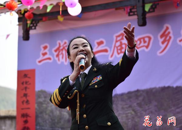 国家一级演员、歌唱家吕美珍在舞台上倾情演唱《谁不说俺家乡好》等歌曲。 龙本亮 摄影_副本.jpg
