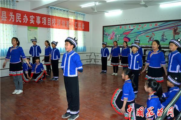 藕团小学的苗族歌舞项目展示.jpg