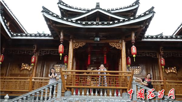 2、苗家大院3龙家贵.JPG