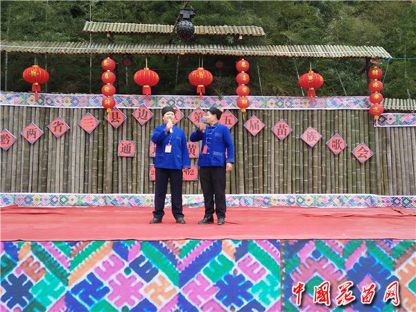 6、靖州歌师在演唱苗族歌鼟(陆顺祖).jpg