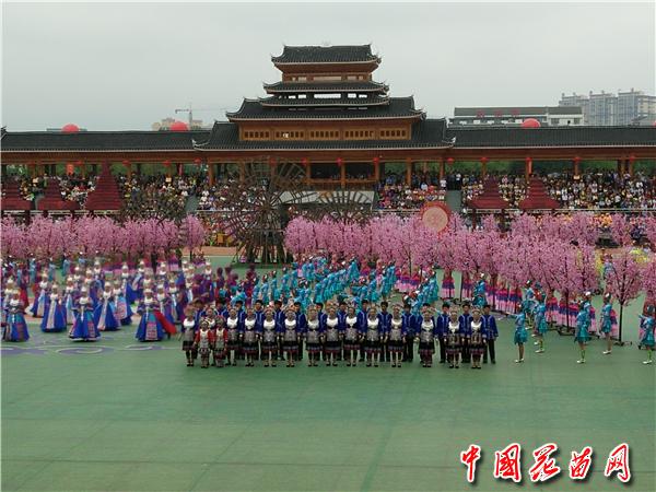 3、县庆广场表演(陆顺祖).jpg