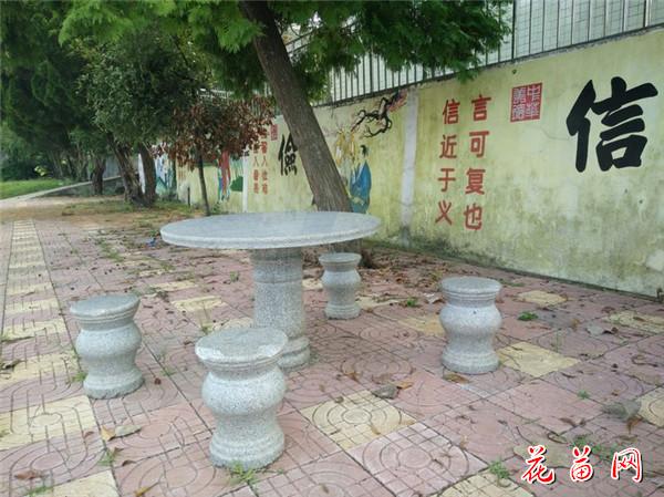 9.绿树下的石桌石凳_副本.jpg