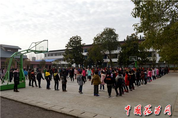 藕团小学大课间的苗族芦笙舞.jpg