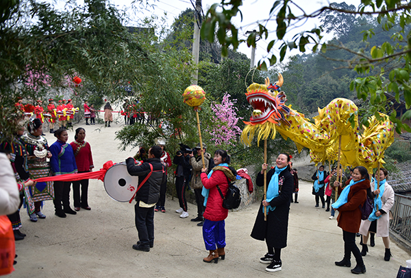2:此次“五龙节”,设置了五道拦门迎宾酒 龙本亮摄影.JPG