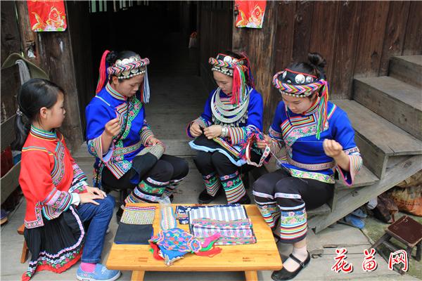 5、地笋村吴水萍、龙梅艳等在绣绑腿.JPG