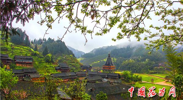 晨雾浥尘古寨新(纪岫勤)_副本.jpg