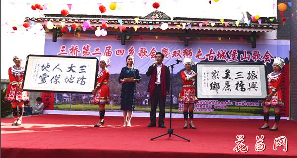 国家一级美术师、书法家秦领给三桥人民赠送书法作品。 龙本亮 摄影_副本.jpg