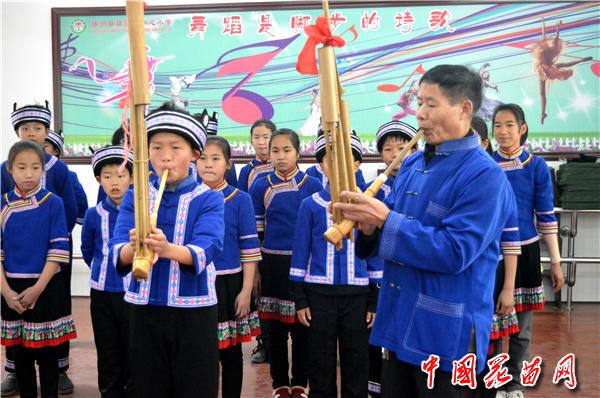 藕团小学的苗族芦笙项目展示.jpg