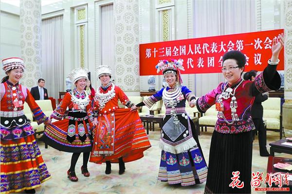 2朱登云着花苗服装跳起苗族舞蹈_副本.jpg