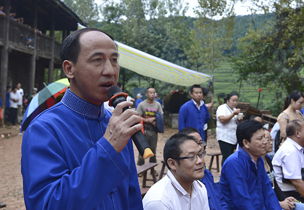 靖州苗侗同胞吹笙踏舞欢度芦笙节