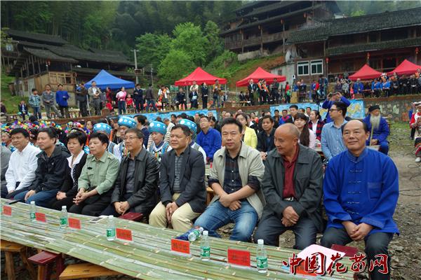 省苗学会副会长吴述明,吴钦敏到场指导活动(周永红 摄)