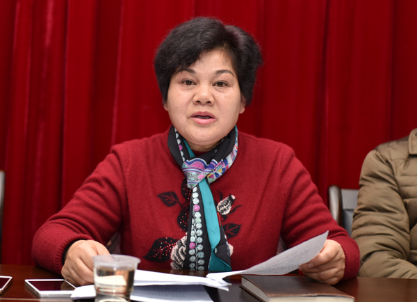 县苗学会会长杨桂兰坐2016年学会工作总结,部署2017年学会工作   龙本